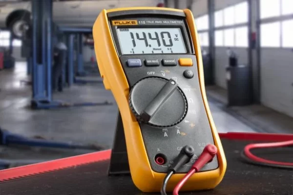 Key features Compact True-rms digital multimeter for field service Includes: meter, holster, 4 mm silicone test lead set Easy one-handed operation of the meter Min/Max/Average to record signal fluctuations